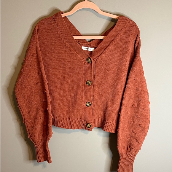 Moon & Madison Rust Button Cropped Textured Sleeve Women's Sweater Large - Picture 1 of 8